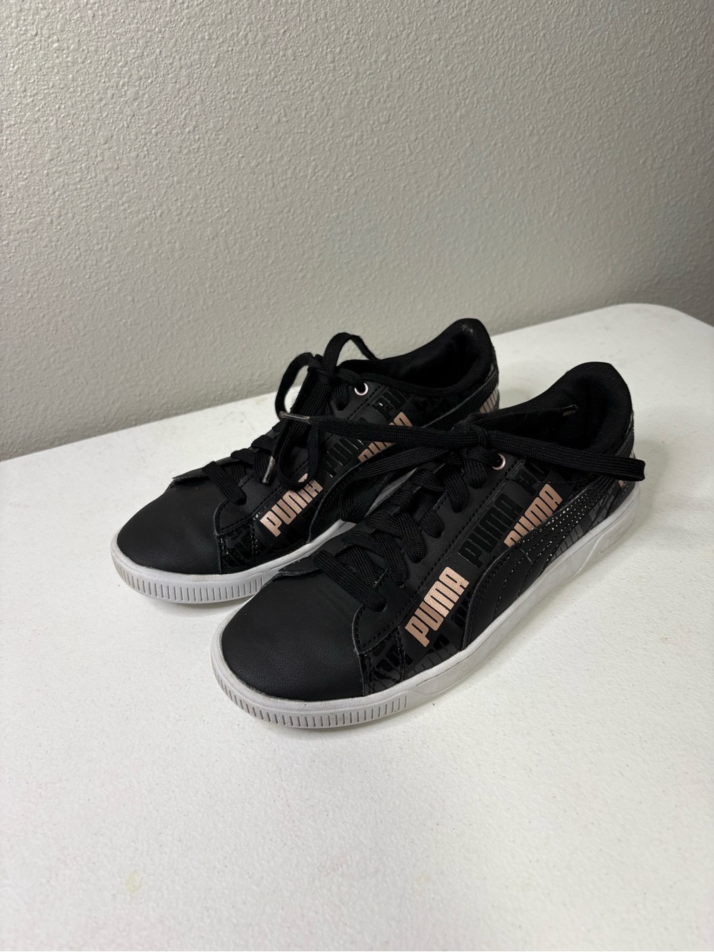 PUMA Vikky v2 Sig Renew Black Rose Gold Sneakers Women’s Size 7.5 EUC